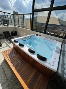 a jacuzzi tub on the top of a building at Studio Aconchegante in Poços de Caldas