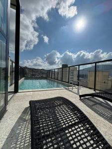a swimming pool on the roof of a building at Studio Aconchegante in Poços de Caldas