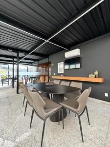 a dining room with a table and chairs at Studio Aconchegante in Poços de Caldas