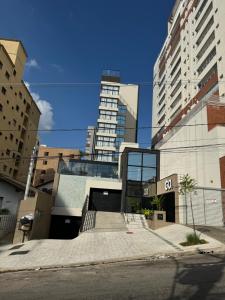 a building with stairs in a city with tall buildings at Studio Aconchegante in Poços de Caldas