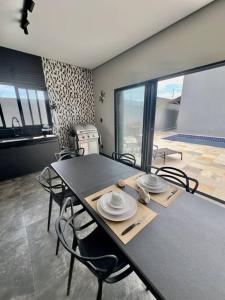 a dining room with a table and chairs in a room at Belíssima casa no Preá in Cruz