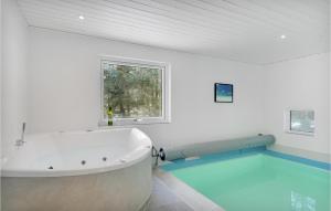 Bazén v ubytování Holiday Home Søndertoften Blåvand I nebo v jeho okolí