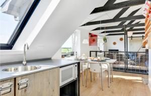 Kuchyň nebo kuchyňský kout v ubytování Nice Apartment In Ringkøbing With Wifi