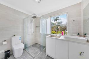 a bathroom with a shower and a toilet and a sink at Nederland Lady's Next in Beacon Hill in Oxford Falls +31 photos