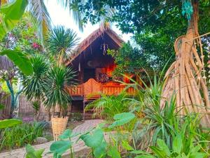 una casa en medio de un bosque con árboles en UTOPIA, en Gili Air