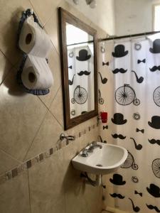 ein Badezimmer mit Waschbecken und Spiegel in der Unterkunft “Nogal de Luz”- Acogedora Cabaña p/Familia yAmigos in La Rioja