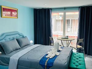 En eller flere senge i et værelse på Ocean Blue Huahin Guesthouse