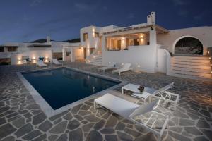 Bazén v ubytovaní Villa Agali Naxos Glyfada Kastraki alebo v jeho blízkosti