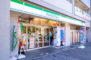 東京にあるShinjuku Residence - Ciel西新宿の看板が掲げられた食料品店の店頭