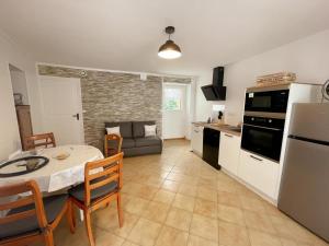 ヴィランドリーにあるGîte tout inclus avec jardin, clim, Wifi, proche Château de Villandry et Loire à vélo - FR-1-381-587のキッチン、ダイニングルーム(テーブル付)、キッチン、 +20枚の写真