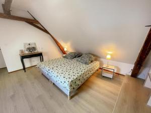 ヴィランドリーにあるGîte tout inclus avec jardin, clim, Wifi, proche Château de Villandry et Loire à vélo - FR-1-381-587のベッドルーム1室(ベッド1台、ランプ2つ付きのテーブル付)
