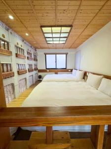 a large bedroom with a large bed in the middle at 慢步南國 台南故事民宿 Slow Tainan Homestay in Tainan +35 photos