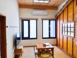 a room with a table and some windows at 慢步南國 台南故事民宿 Slow Tainan Homestay in Tainan