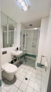 une salle de bains avec douche, toilettes et lavabo dans l'établissement Sunrise Ocean Views Retreat Cowes Phillip Island, à Cowes