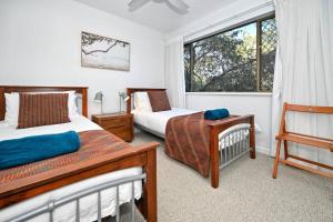 Rúm í herbergi á Mooloolaba Tranquil Hideaway