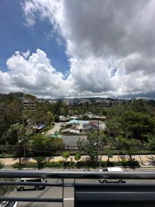 uitzicht op een stad vanaf een snelweg bij Baguio Condotel - City Center in Baguio +3 foto's