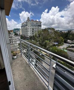 een balkon met uitzicht op een stad bij Baguio Condotel - City Center in Baguio