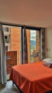 a bedroom with a bed and a large window at Airali 1 - Apartamento en el centro - Zona 10 de la Ciudad de Guatemala in Guatemala