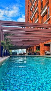 a swimming pool in front of a building at Airali 1 - Apartamento en el centro - Zona 10 de la Ciudad de Guatemala in Guatemala