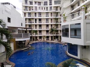 Una vista aérea de una piscina en un edificio. en Jack Kandi Grosvenor Square, en Ángeles