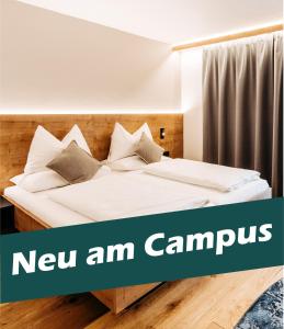 Una cama o camas en una habitación de Sonne 1806 - Hotel am Campus Dornbirn
