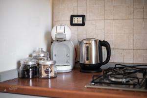 a kitchen counter with a coffeemaker and a coffee maker at Casa Vale in Pitigliano