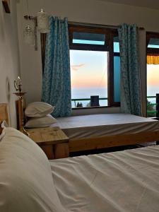Postel nebo postele na pokoji v ubytování Hamro Ghar Farmstay
