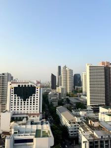 una vista de una ciudad con edificios altos en The Rich Sukhumvit 3 by Nana Best, en Bangkok