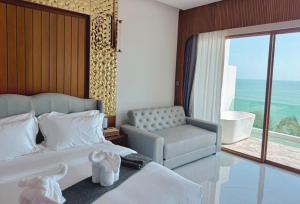 Ein Bett oder Betten in einem Zimmer der Unterkunft Hotel Villa AoKhanom Beachfront