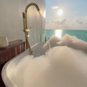 Ein Badezimmer in der Unterkunft Hotel Villa AoKhanom Beachfront