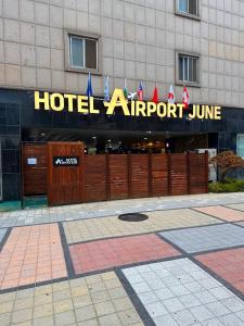 Entrada de un hotel con un letrero de aprobación hotelera en un edificio en incheon Airport Hotel June, en Incheon