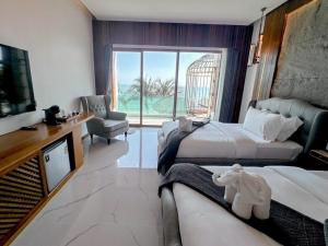 Ein Bett oder Betten in einem Zimmer der Unterkunft Hotel Villa AoKhanom Beachfront