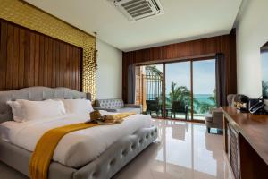 Ein Bett oder Betten in einem Zimmer der Unterkunft Hotel Villa AoKhanom Beachfront