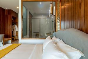 Ein Bett oder Betten in einem Zimmer der Unterkunft Hotel Villa AoKhanom Beachfront
