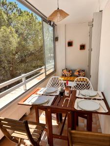 ein Esszimmer mit Tisch und Stühlen und einem großen Fenster in der Unterkunft Miramar By Bellavista - 250 m de la plage - terrasse in Argelès-sur-Mer