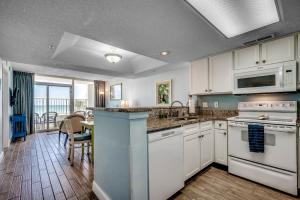 Η κουζίνα ή μικρή κουζίνα στο Oceanfront 2 bedroom Condo on Cam 2nd Floor