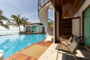 Der Swimmingpool an oder in der Nähe von Hotel Villa AoKhanom Beachfront