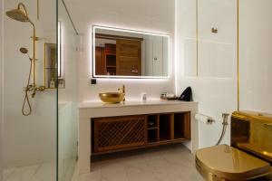 Ein Badezimmer in der Unterkunft Hotel Villa AoKhanom Beachfront
