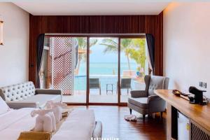 Ein Sitzbereich in der Unterkunft Hotel Villa AoKhanom Beachfront