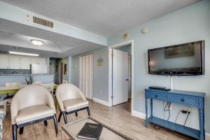Μια τηλεόραση ή/και κέντρο ψυχαγωγίας στο Oceanfront 2 bedroom Condo on Cam 2nd Floor