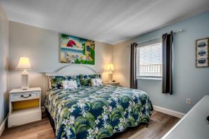 Ένα ή περισσότερα κρεβάτια σε δωμάτιο στο Oceanfront 2 bedroom Condo on Cam 2nd Floor +24 φωτογραφίες