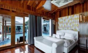 Ein Bett oder Betten in einem Zimmer der Unterkunft Hotel Villa AoKhanom Beachfront