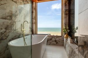 Ein Badezimmer in der Unterkunft Hotel Villa AoKhanom Beachfront