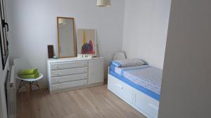 Ένα ή περισσότερα κρεβάτια σε δωμάτιο στο Apartamento LOS VEGA- parking privado