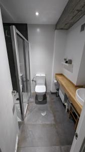 Ένα μπάνιο στο Apartamento LOS VEGA- parking privado