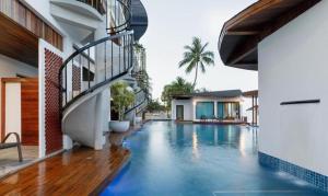 Der Swimmingpool an oder in der Nähe von Hotel Villa AoKhanom Beachfront