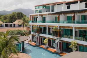 Bild eines Gebäudes mit Pool in der Unterkunft Hotel Villa AoKhanom Beachfront in Khanom