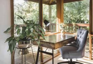 a dining room with a table and a potted plant at Botanica Retreat in Olinda