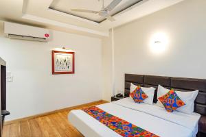 Postel nebo postele na pokoji v ubytování FabHotel Kaushambi