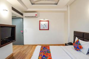 Postel nebo postele na pokoji v ubytování FabHotel Kaushambi